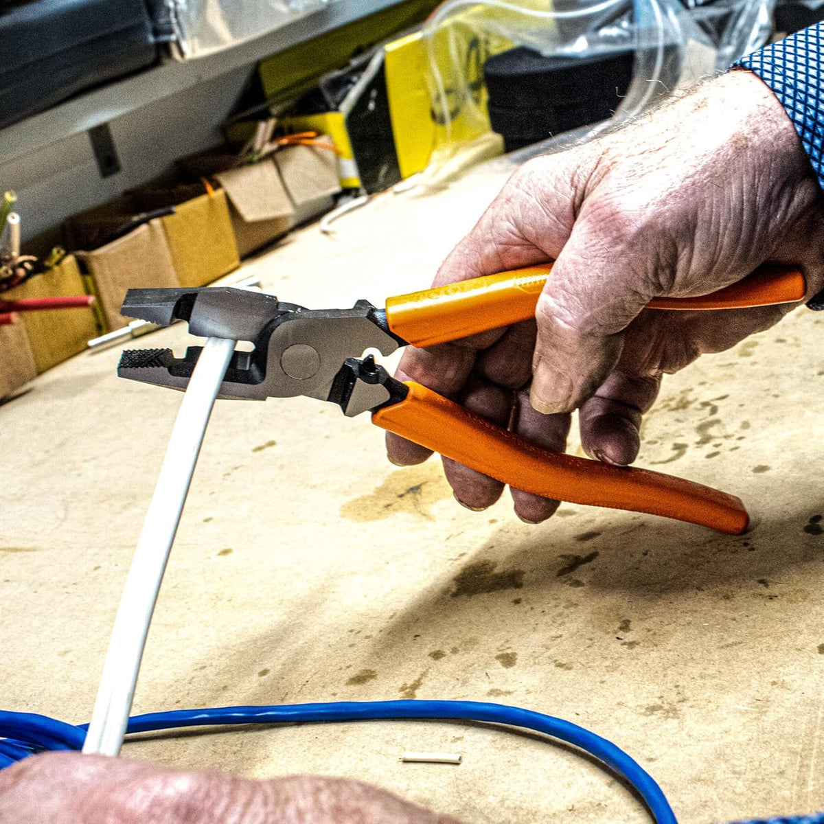 21.5Cm Cross-Cut Combination Plier, Cross Hatch Nose Grip, Crimper for 2.5–6.0Mm² Terminals, Cut TPS & 4.0Mm² X 3 Flat Cable or 25Mm² X 9.2Mm Copper Cable, Made in Japan